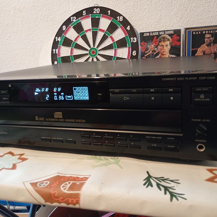 zmieniarka Sony z serii CDP-CE na 5 płyt.