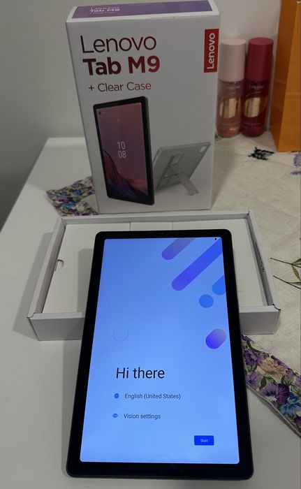 Tablet LENOVO M9 (9" - 64 GB - 4 GB RAM - Wi-Fi - Cinzento) + Capa LENOVO