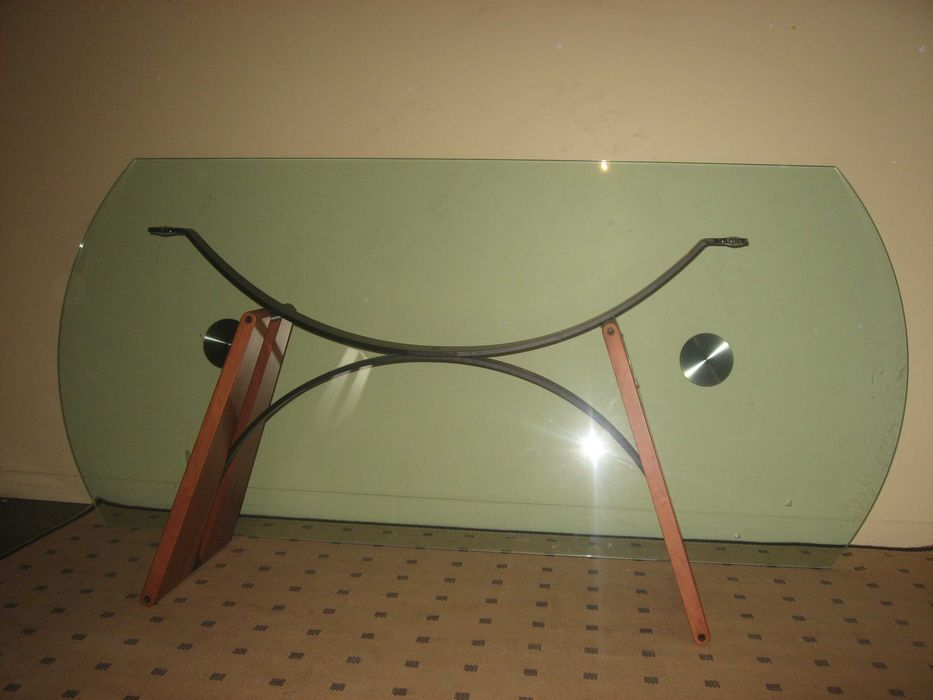 STOCK OFF: Mesa de Sala de jantar com tampa em vidro fosco oval, pés em cerejeira e aço