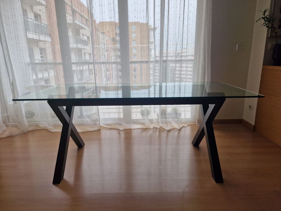 Mesa de jantar de vidro Area