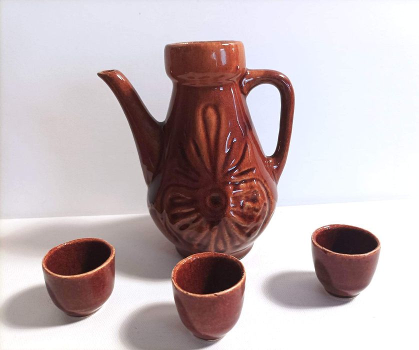Ceramiczny dzbanuszek i trzy czarki