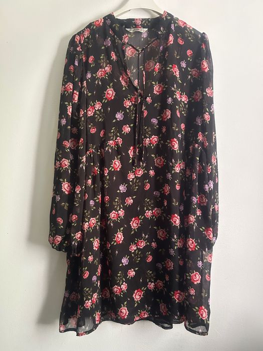 Czarna krótka sukienka mini w róże stradivarius M S 38 36