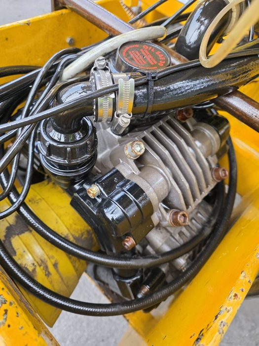 Opryskiwacz ciągany Dubex 2500 l 21m
Szerokość 21-24m 
Rok produkcji: