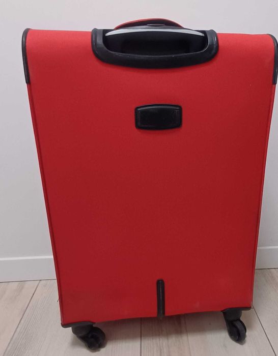 Średnia walizka Ochnik czerwona