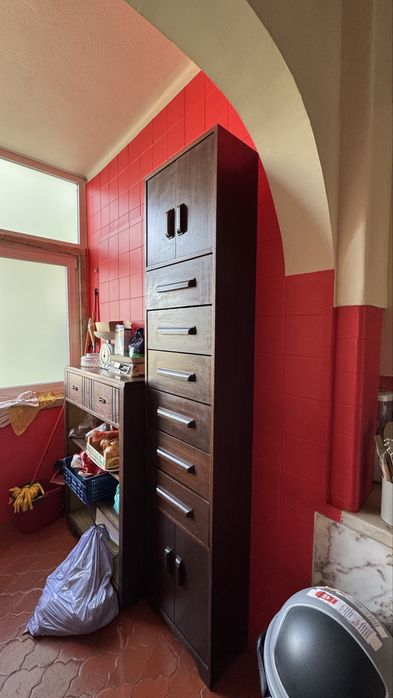 Armario de gavetas alto e etreito