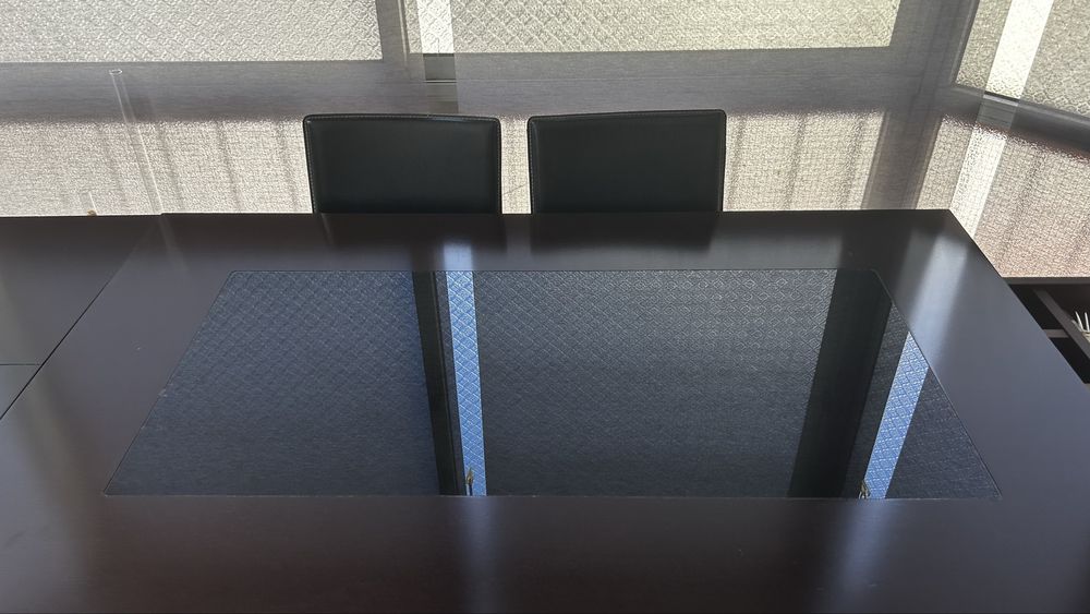 Mesa preta com extensão e cadeiras