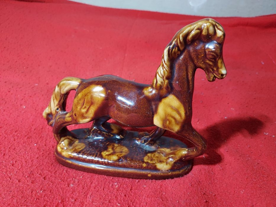 Estatueta de cavalo de cerâmica castanha