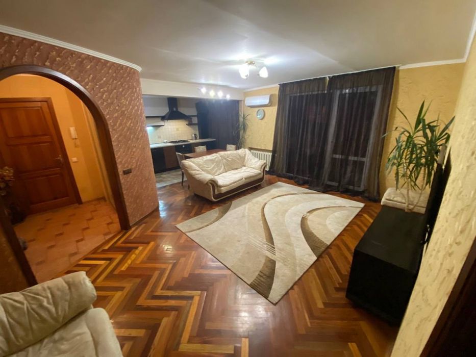 Оренда трикімнатної квартири, Будинок Торгівлі, Центр