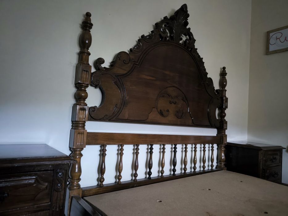 Vendo cama com 2 mesas de cabeceira e 1 cómoda