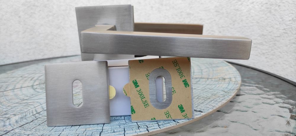 Klamki wewnętrzne do drzwi.