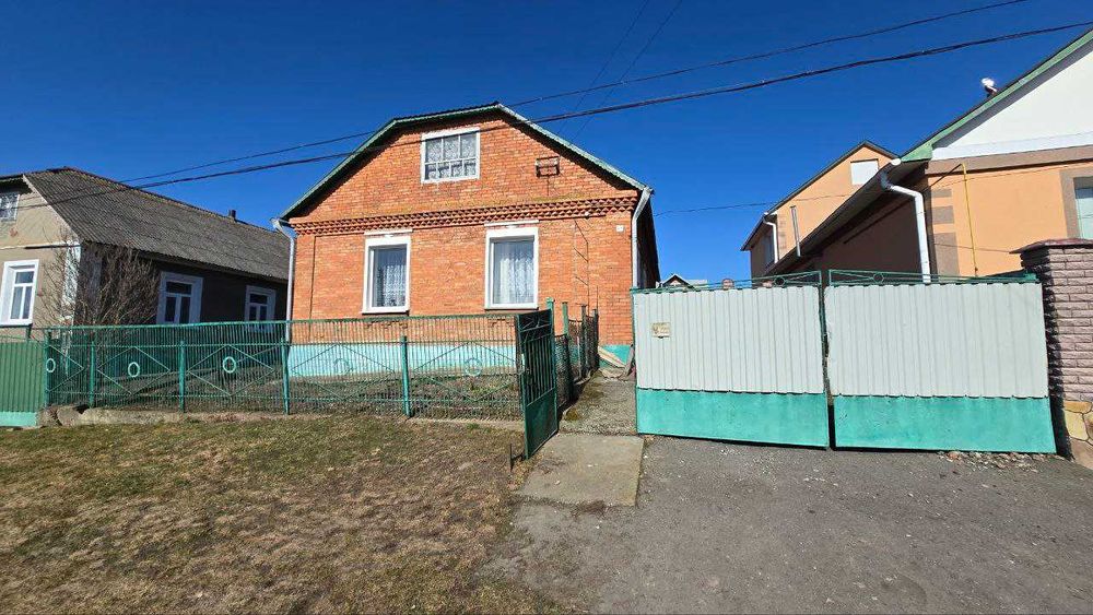 цегляний будинок з великою ділянкою