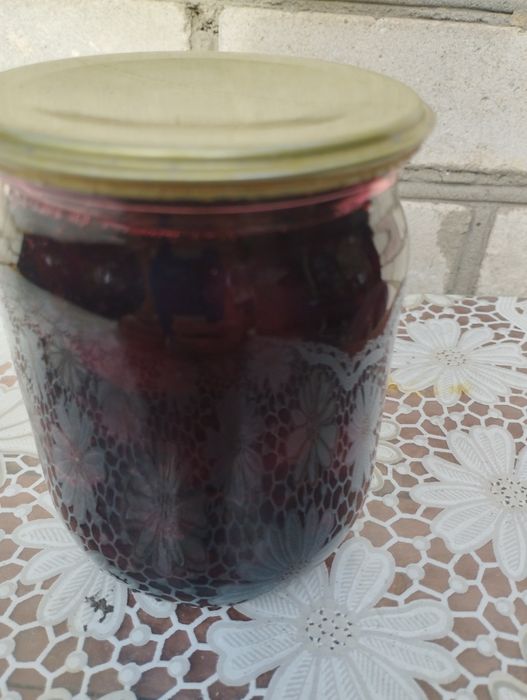Свежее варенье из вишни.