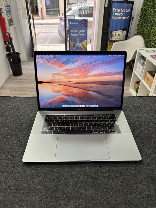 MacBook Pro 15 "Core i7 6-Core"| 16GB | Radeon Pro 4GB | Bateria 100% | Garantoa de 1 Ano