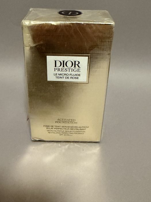 Na zdjęciu jest Dior Prestige Le Micro-Fluide Teint de Rose SPF 30