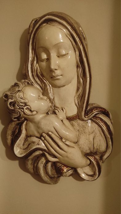 Relevo de Parede Nossa Senhora com Menino Jesus – Decoração Religiosa