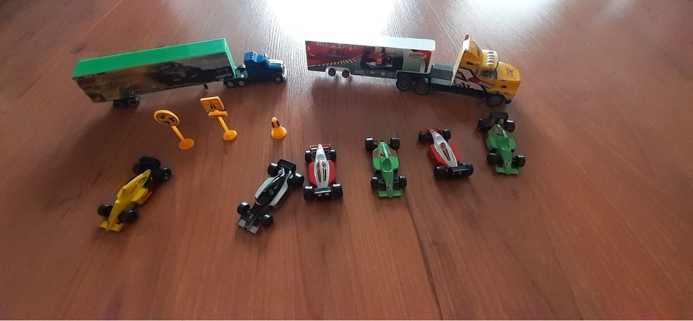 Conjunto de carros, com camião de transporte.
