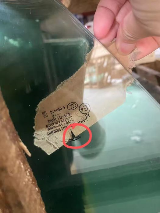 Оригінальне скло водійське подвійне Tesla Model Y