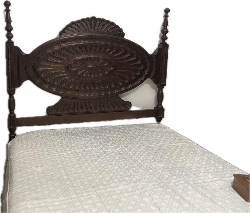 Cama, roupeiro e 2 cadeiras