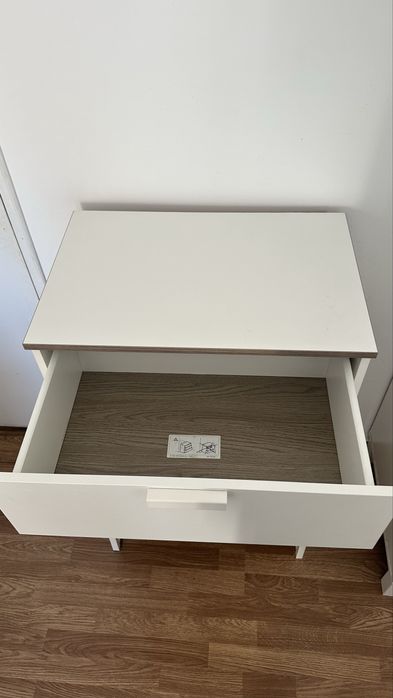 Cómoda branca com 4 gavetas