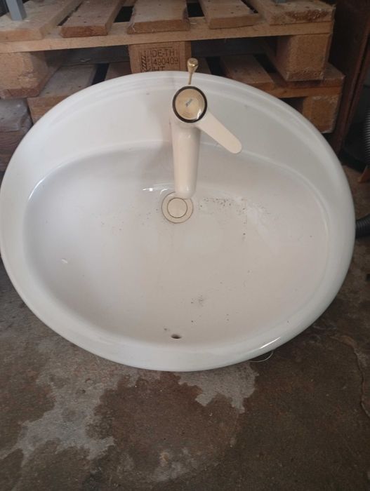 Torneira misturadora e lavatório, vendo as torneiras á parte.64729678225155124