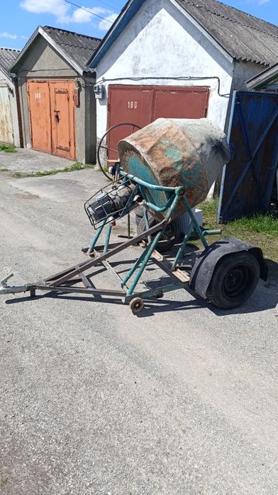 Бетономішалка з причіпним до авто.