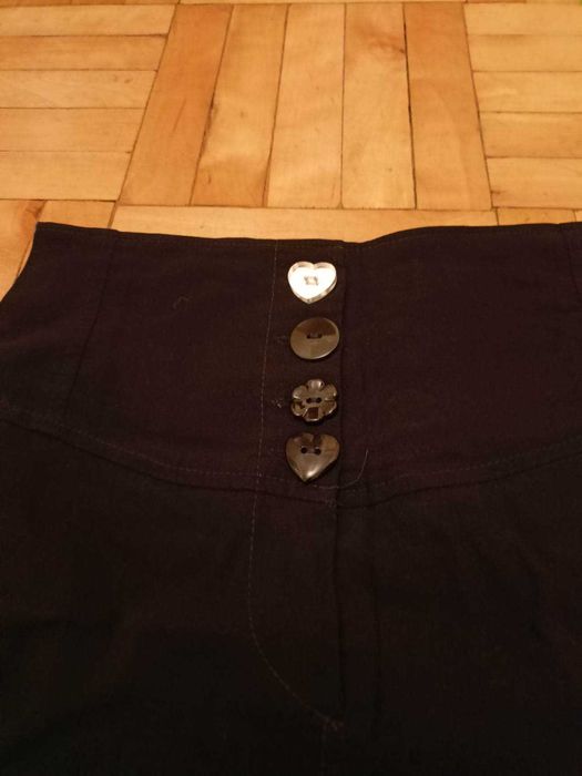 Czarna spódnica z guzikami