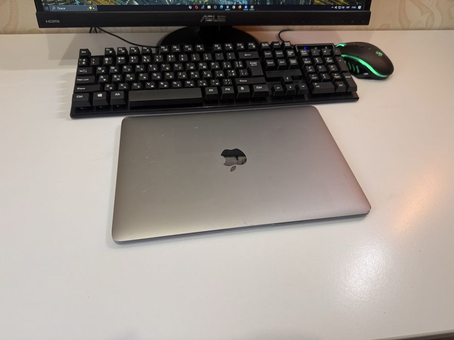 Apple MacBook 12" 2017 (Intel M3, 8/256 гб)
