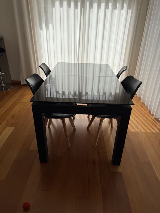 Mesa de jantar com tampo vidro preto e 4 cadeiras