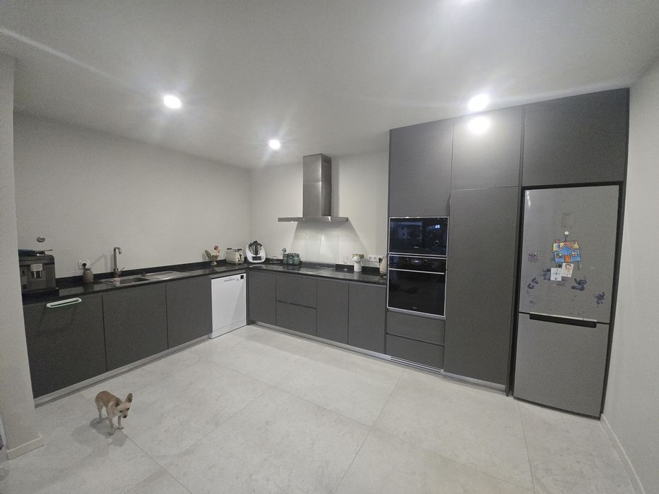 Cozinha com alguns electrodomésticos com 6 meses de utilização