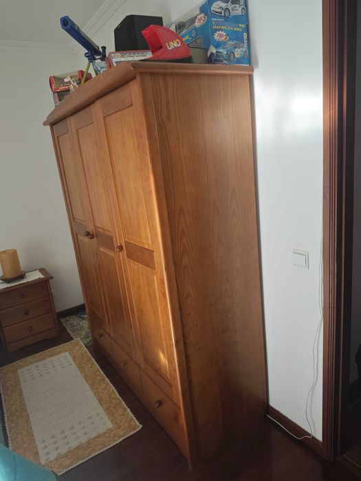 Mobília de quarto de solteiro completo em pinho.