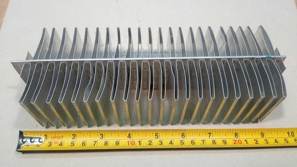 Алюмінієвий радіатор під транзистори.