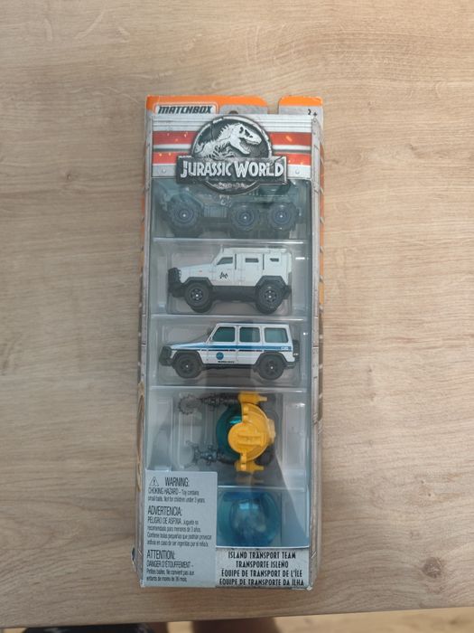 Matchbox jurassic world island transport team rocznik 2017