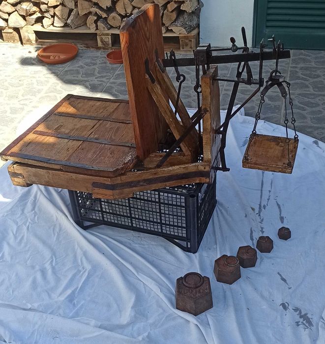 Balança em madeira muito antiga, serve também para decorar