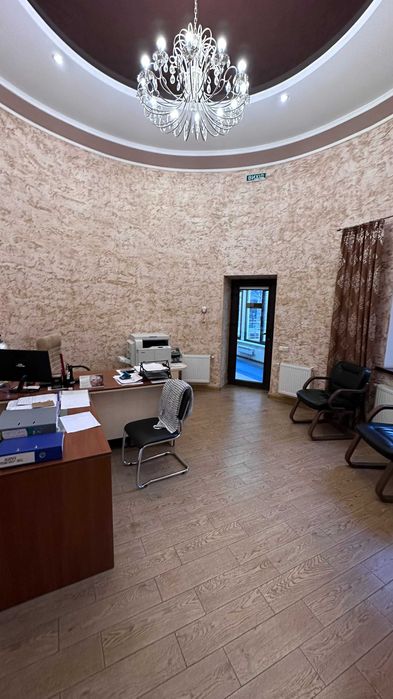 Продаж фасадного приміщення вільного призначення Зарічанська