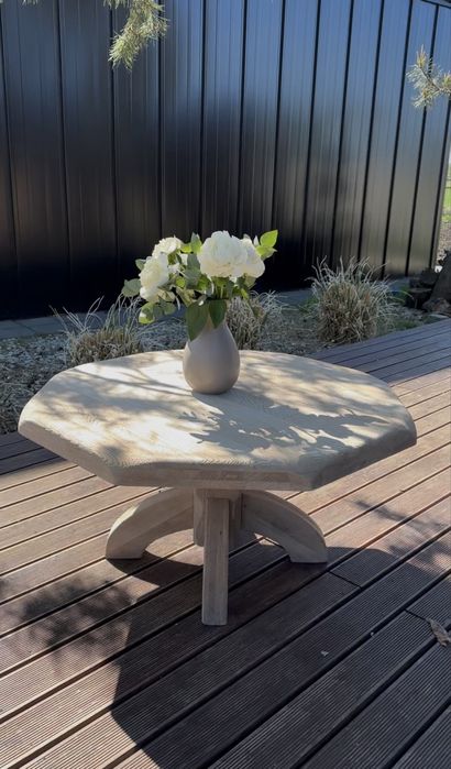 Masywny osmiokątny stolik kawowy z litego dębu