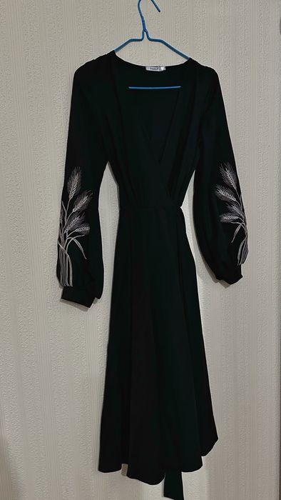 Святкова сукня з вишивкою