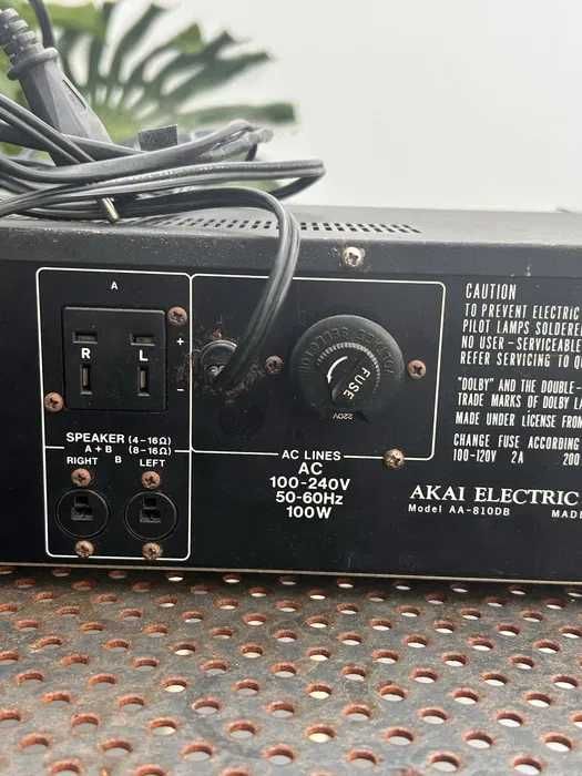 Amplificador integrado Akai AA-810DB