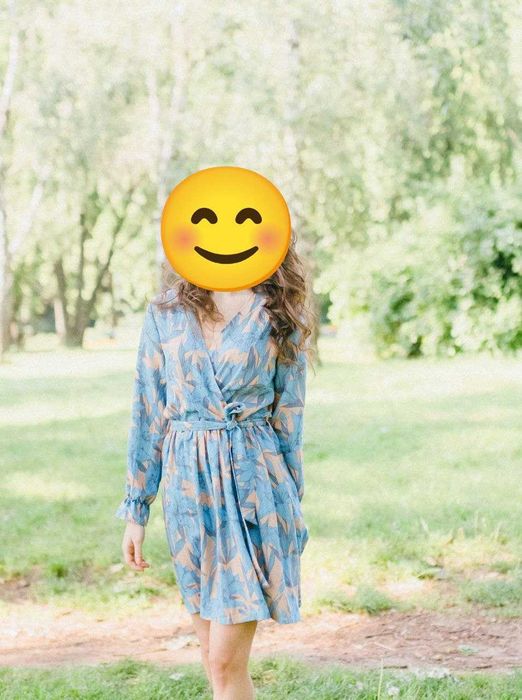 Легка яскрава сукня в квітковий принт