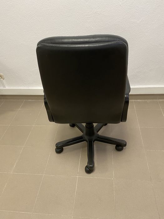 Cadeira de secretaria em pele muito boa qualidade