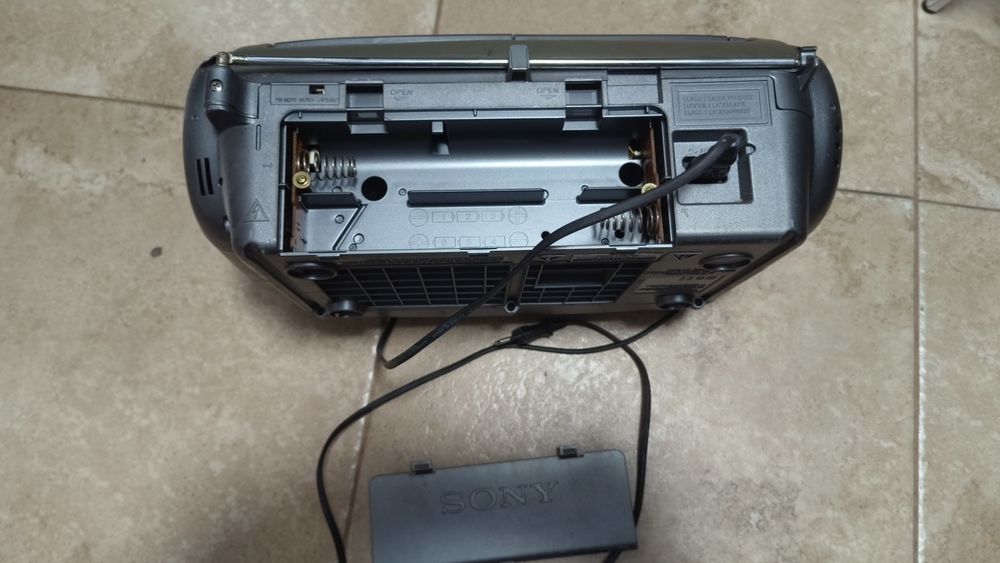 Radiomagnetofon z CD Sony CFDV7