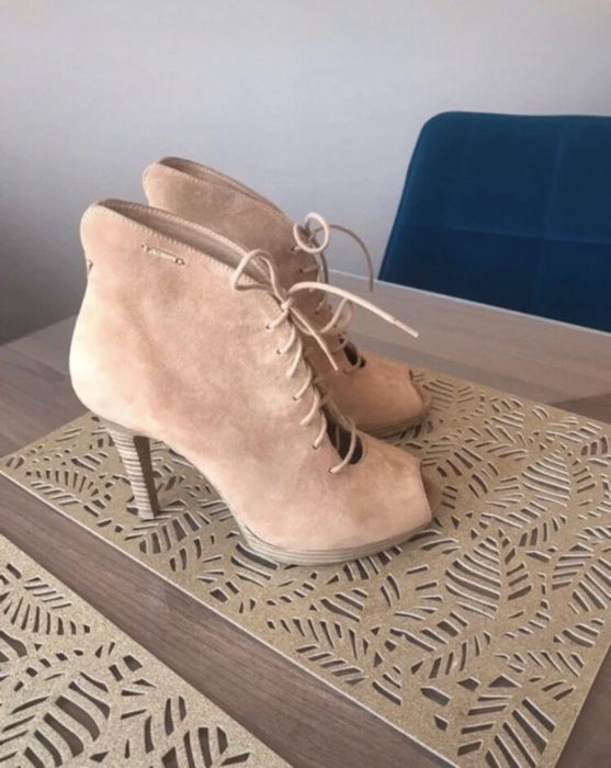 Sandały na obcasie, botki sznurowane