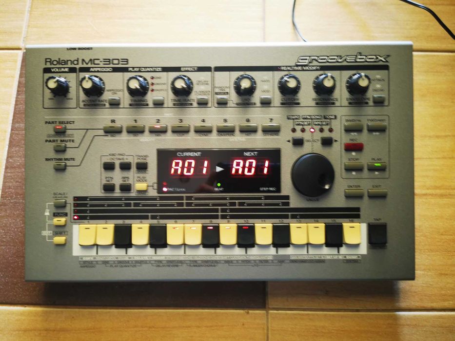 Roland MC-303 MC303 syntezator sekwenser groovebox