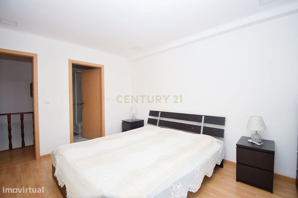 T3 Duplex 116m no Carregado em urbanização tranquila com acesso direto