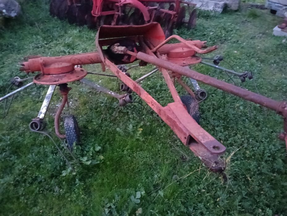 Vendo virador de feno fahr