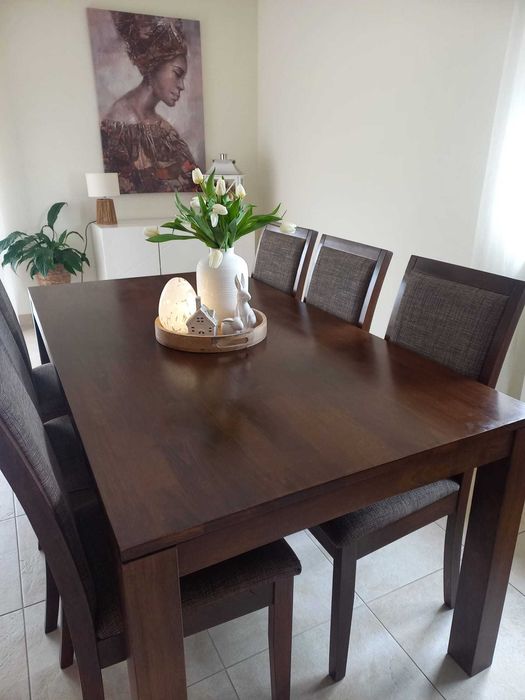 Mesa e cadeiras como novas