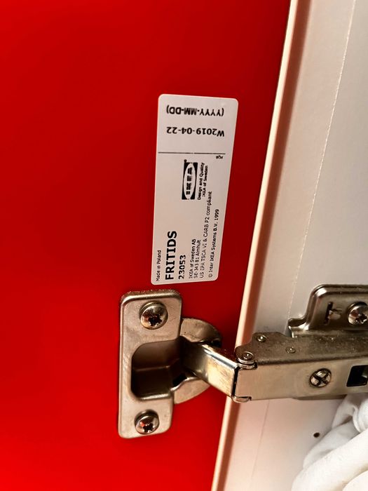 Roupeiro para criança IKEA FRITIDS com caixa de arrumação.