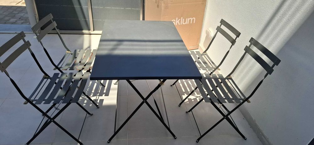 Mesa exterior e cadeiras