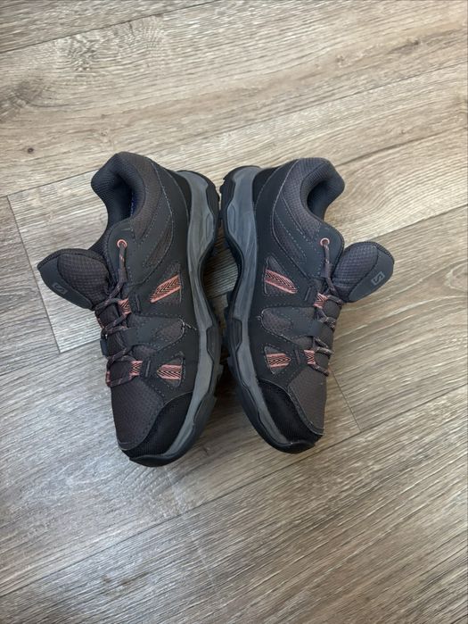 Кросівки трекінгові для дівчини Salomon Rhossili GTX р.36, устілка 23,5см. стопа 22см. сірі з рожевим