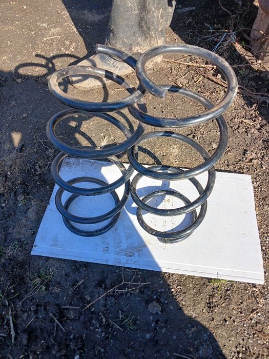 Продам передні пружини нові.КАЯБА