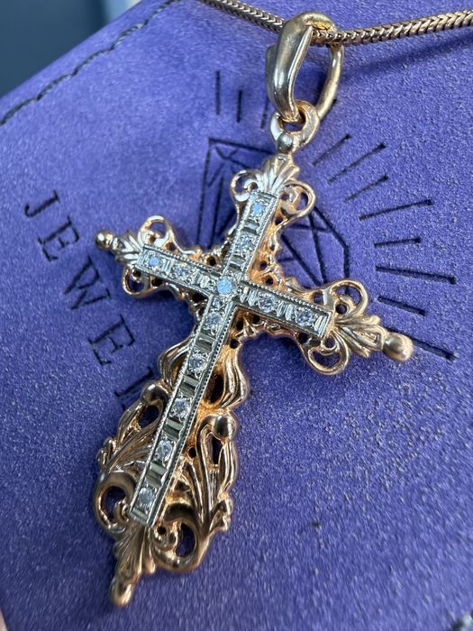 Золотой крестик с бриллиантами